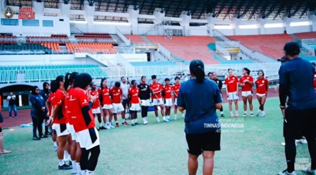 Pelatih Joko Susilo bersama Timnas Putri. (YouTube Timnas)